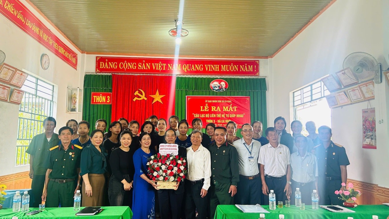 Ra mắt “Câu lạc bộ liên thế hệ tự giúp nhau” tại thôn 3 xã Ea Khăl.
